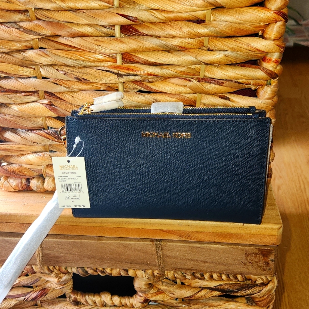 Michael Kors JetSet Travel Wallet